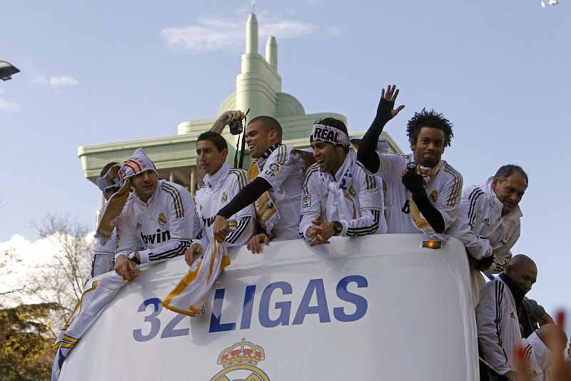 El Real Madrid, equipo ganador de 32 Ligas, feliz en el autobús que les lleva desde su estadio hasta la plaza de la Cibeles