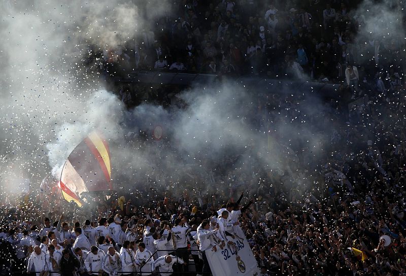 Una lluvia de confetti ha recibido al autobús del Madrid a su llegada a la Plaza de Cibeles