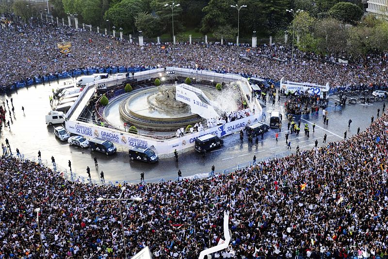 El autobús del Real Madrid llega a una abarrotada Plaza de Cibeles