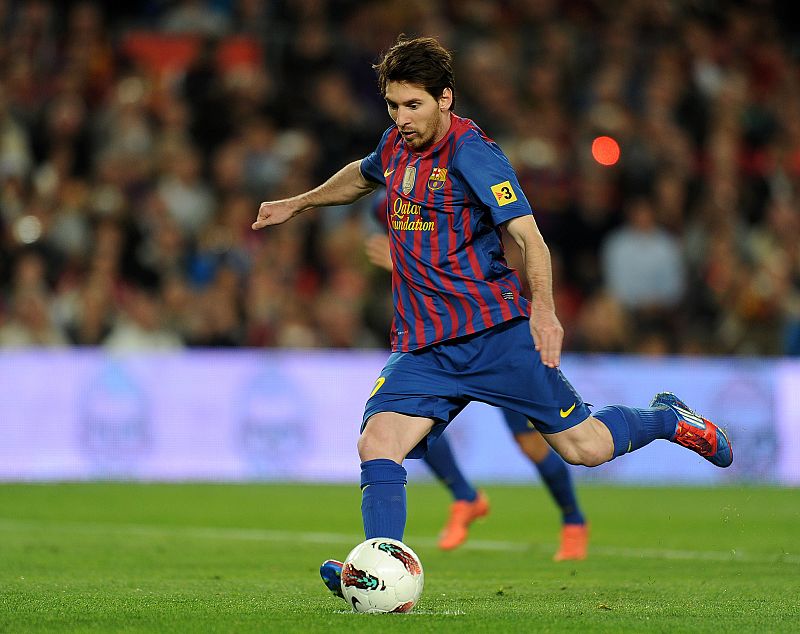 Leo Messi anota uno de los dos penaltis que marcó al Espanyol