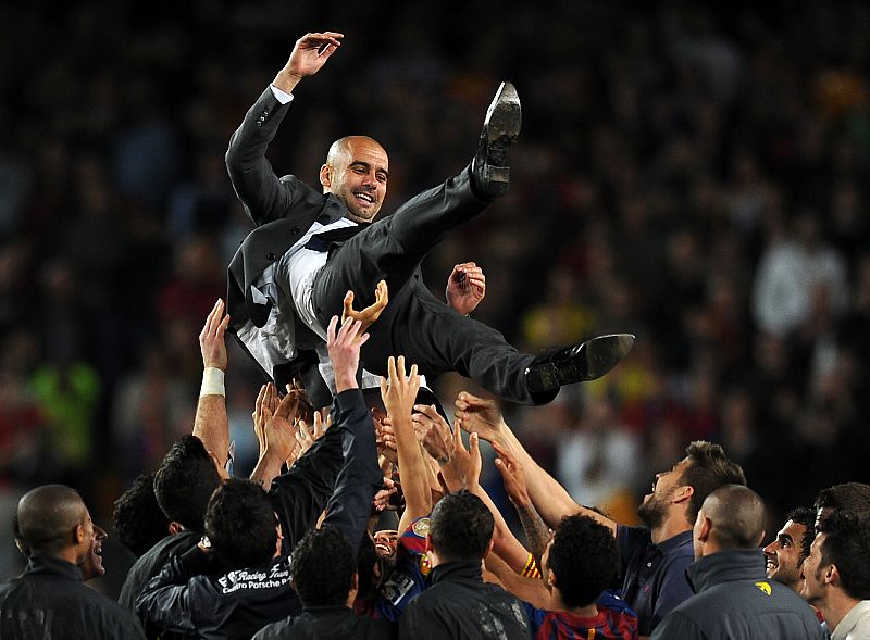 El técnico del Barça no se libró del anunciado manteo de sus jugadores