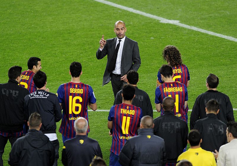 El técnico azulgrana pedía en vano a sus jugadores que no le mantearan