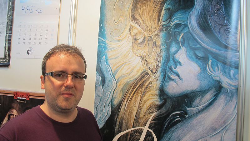 Enrique Corominas posando junto al cartel de 'El retrato de Dorian Gray', su nueva obra