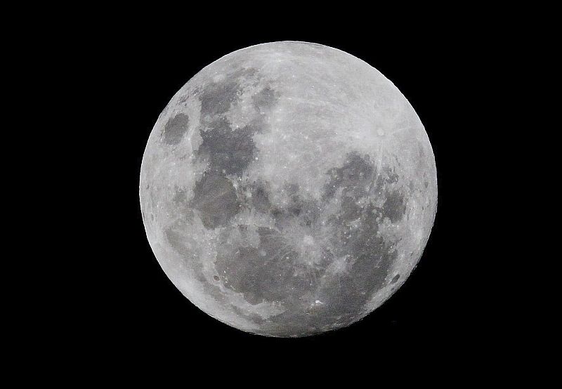 Imagen del fenómeno conocido como "súperluna" visto desde Johannesburgo, Sudáfrica.