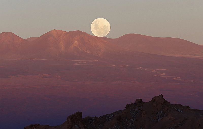 Vista de la luna desde el Valle de la Luna en el desierto de Atacama, Chile.
