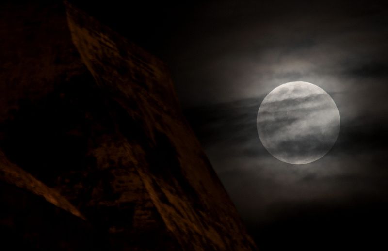 La 'superluna' vista desde Cartagena, Colombia.