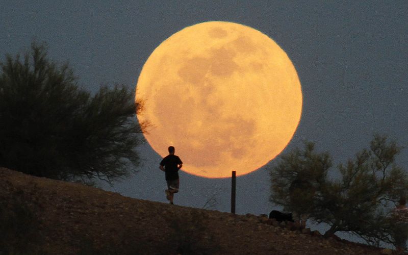 Así se vio la 'superluna' desde Phoenix, Arizona.