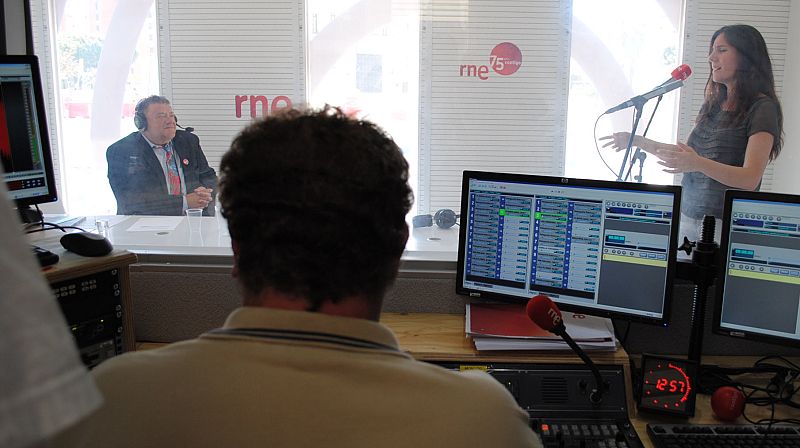 Radio Nacional de España en Málaga ha celebrado este lunes el 75º aniversario de la radio pública con la presencia de la exposición conmemorativa en el centro de la capital y con la emisión de un programa especial en directo.