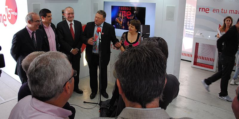 Radio Nacional de España en Málaga ha celebrado este lunes el 75º aniversario de la radio pública con la presencia de la exposición conmemorativa en el centro de la capital y con la emisión de un programa especial en directo.