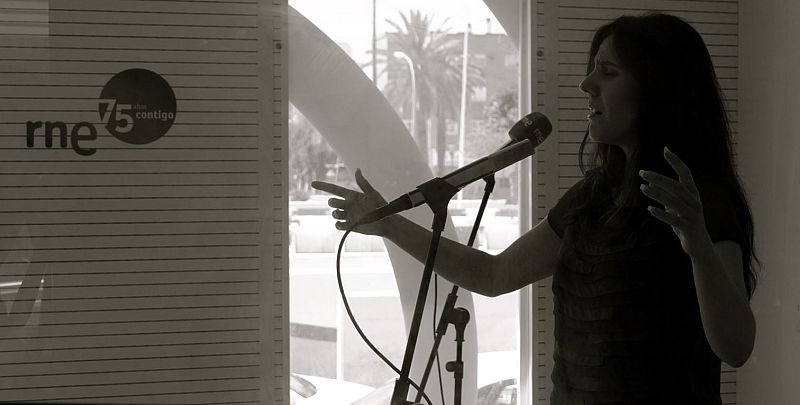 Radio Nacional de España en Málaga ha celebrado este lunes el 75º aniversario de la radio pública con la presencia de la exposición conmemorativa en el centro de la capital y con la emisión de un programa especial en directo.