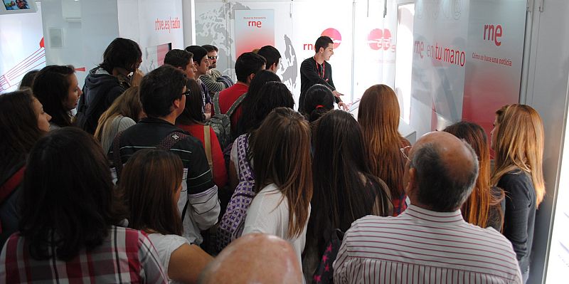 Radio Nacional de España en Málaga ha celebrado este lunes el 75º aniversario de la radio pública con la presencia de la exposición conmemorativa en el centro de la capital y con la emisión de un programa especial en directo.