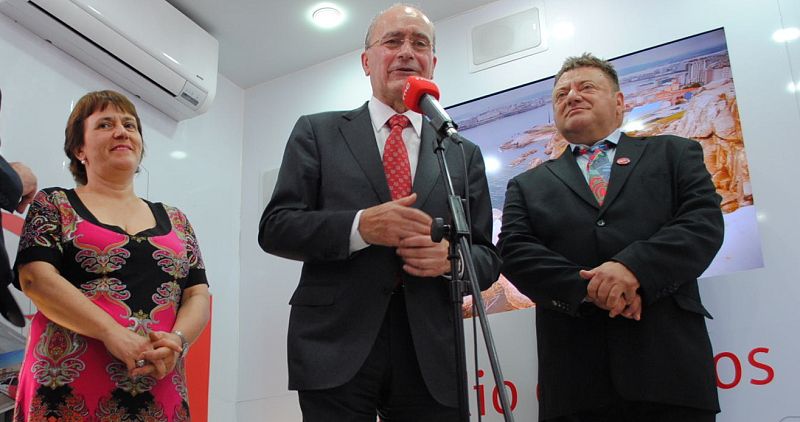 Radio Nacional de España en Málaga ha celebrado este lunes el 75º aniversario de la radio pública con la presencia de la exposición conmemorativa en el centro de la capital y con la emisión de un programa especial en directo.