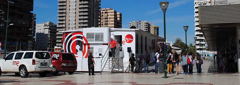 Radio Nacional de España en Málaga ha celebrado este lunes el 75º aniversario de la radio pública con la presencia de la exposición conmemorativa en el centro de la capital y con la emisión de un programa especial en directo.