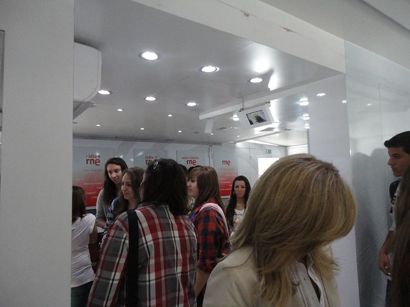 Radio Nacional de España en Málaga ha celebrado este lunes el 75º aniversario de la radio pública con la presencia de la exposición conmemorativa en el centro de la capital y con la emisión de un programa especial en directo.