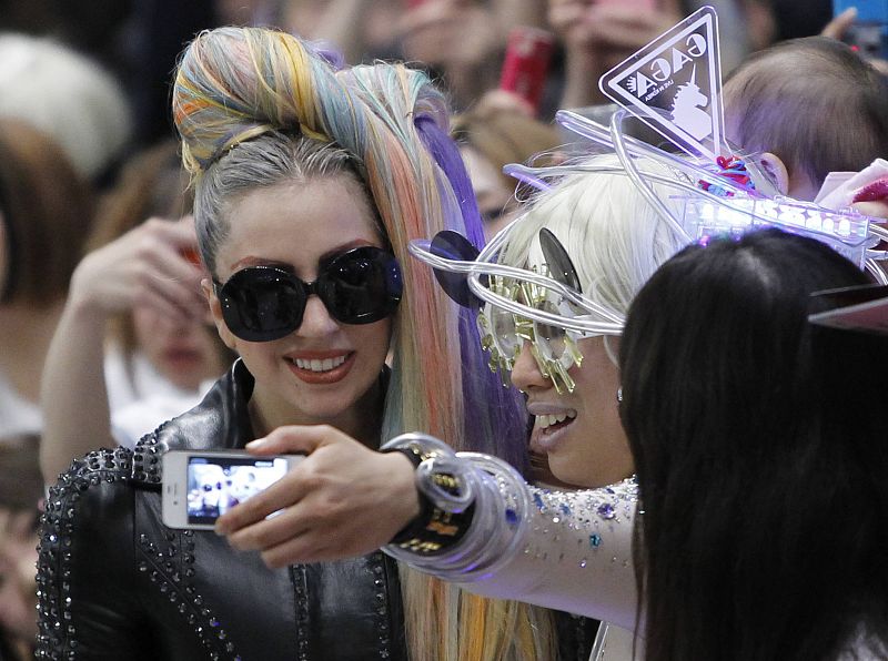 Gente y Tendencias - Lady Gaga posando con una fan