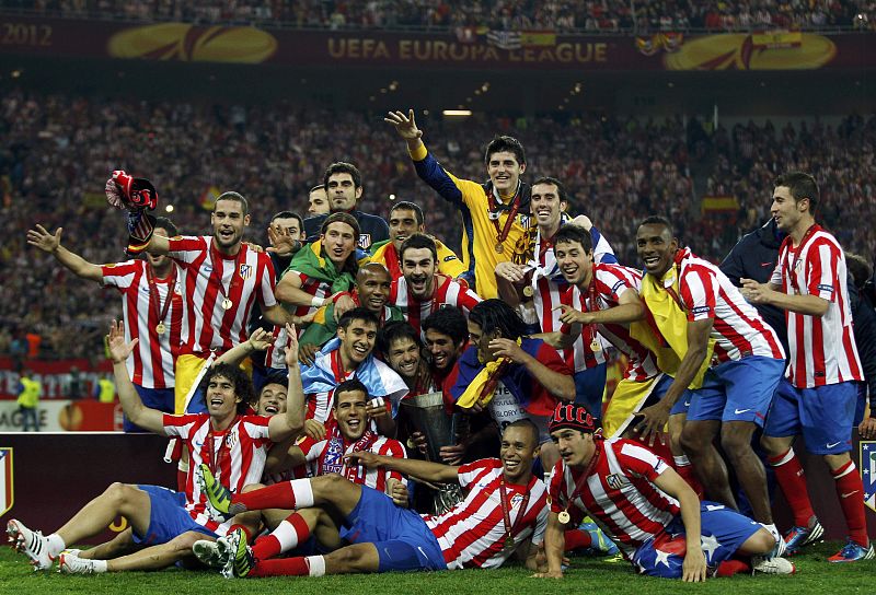 Foto de la familia atlética con el trofeo de la Europa League sobre el césped del Estadio Nacional de Bucarest.