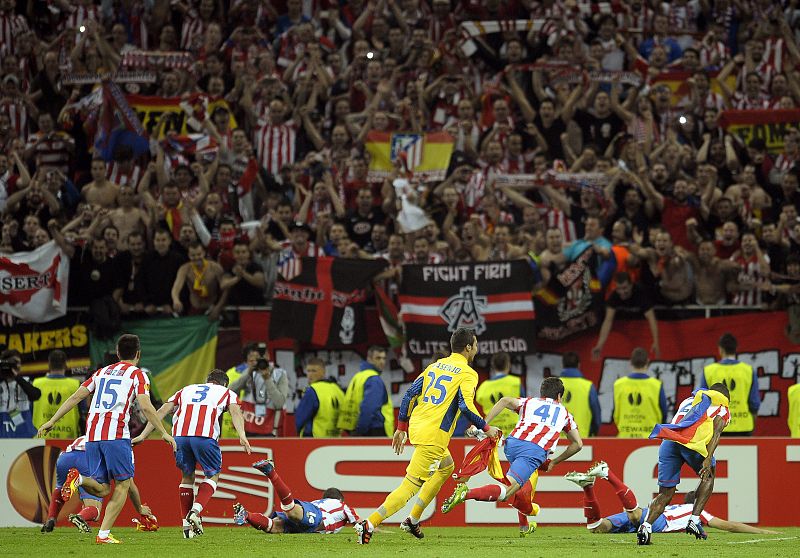 Los rojiblancos se "tiran a la piscina" frente a sus aficionados para celebrar el triunfo en la final de la Europa League