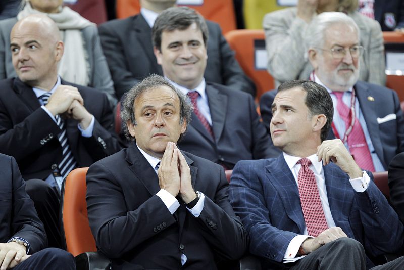 El príncipe de Asturias, Felipe de Borbón, y el presidente de la UEFA, Michel Platini (izda), momentos antes de comenzar la finalO