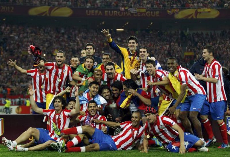 Foto de la familia atlética con el trofeo de la Europa League sobre el césped del Estadio Nacional de Bucarest.