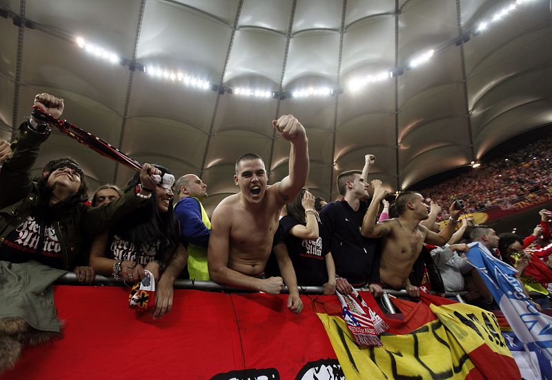 Aficionados del Atlético de Madrid celebran la victoria por 3-0 al Athletic de Bilbao