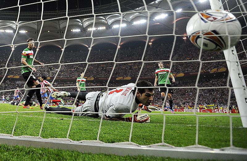 Imagen del segundo gol de Falcao, el 2-0 en la final.