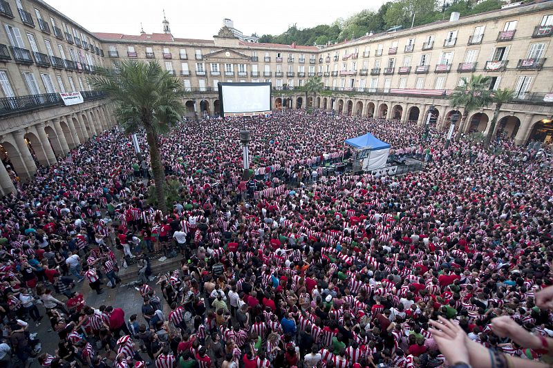 Vista de la Plaza Nueva de Bilbao donde se han reunido miles de personas para seguir la final de la Liga Europa.