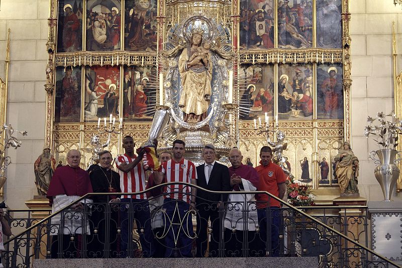 Cerezo, Simeone, Perea y Antonio López ofrecen la copa a la patrona de Madrid