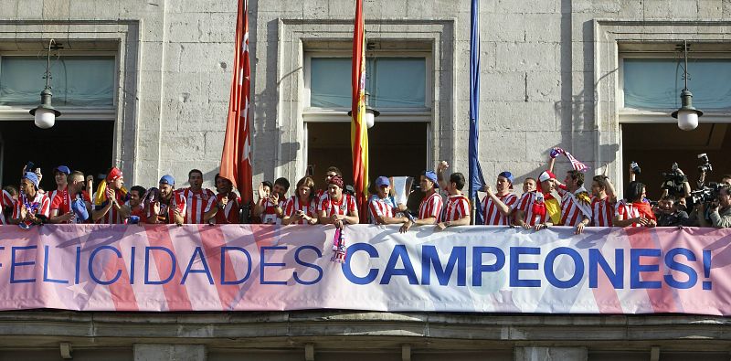 La plantilla del Atlético de Madrid celebra desde el balcón de la sede de la Comunidad de Madrid la consecución de la Liga Europa