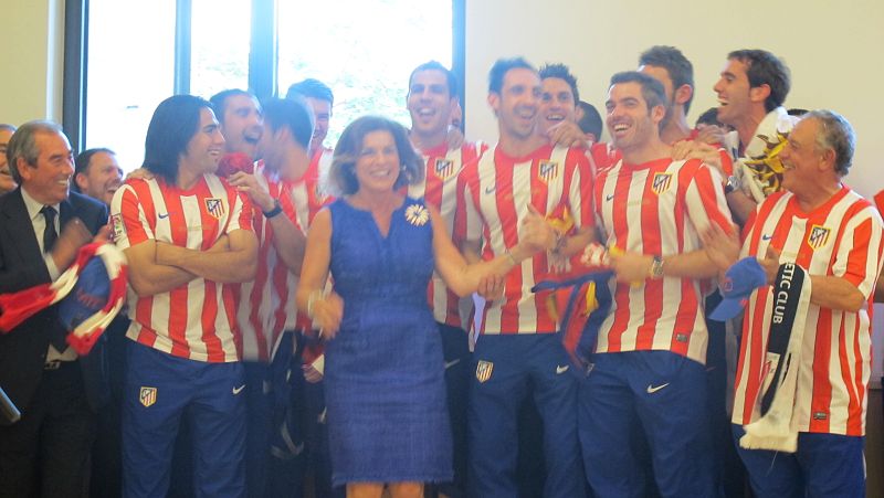 Ana Botella ha saltado con los jugadores después de que éstos se lo pidieran.