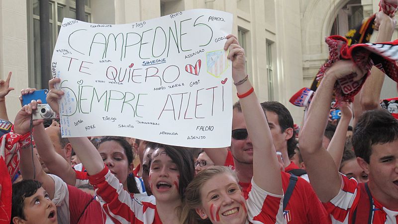 Los aficionados apoyan a su equipo.