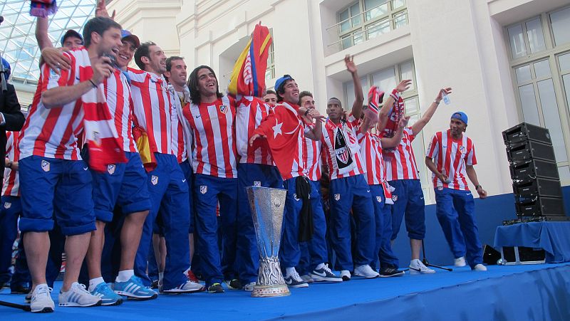 Todos los futbolistas posan sonrientes con la Copa de la Europa League
