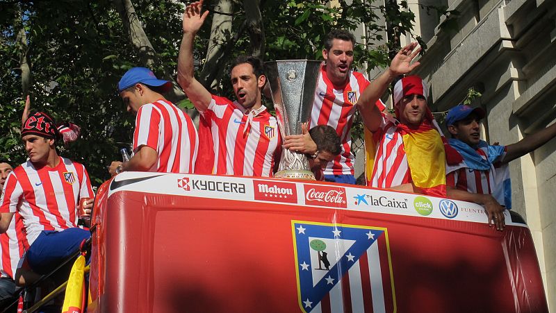 Los campeones, con la Copa, saludan a la afición en la puerta del Ayuntamiento.