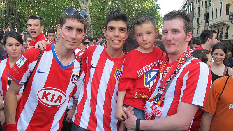 Ni grandes ni pequeños querían perderse la fiesta del Atlético en Neptuno.