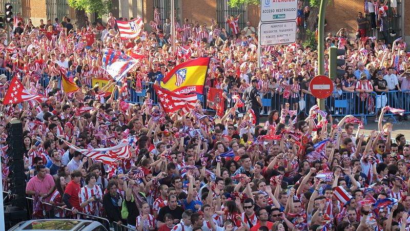 Miles de aficionados han animado al Atlético en la plaza de Neptuno.