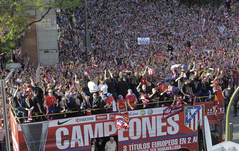 Jugadores y aficionados en la plaza de Neptuno