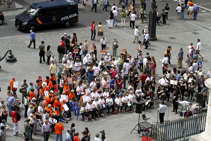 Miembros del movimiento "acampadasol" celebran este mediodía una asamblea en la madrileña Puerta del Sol.