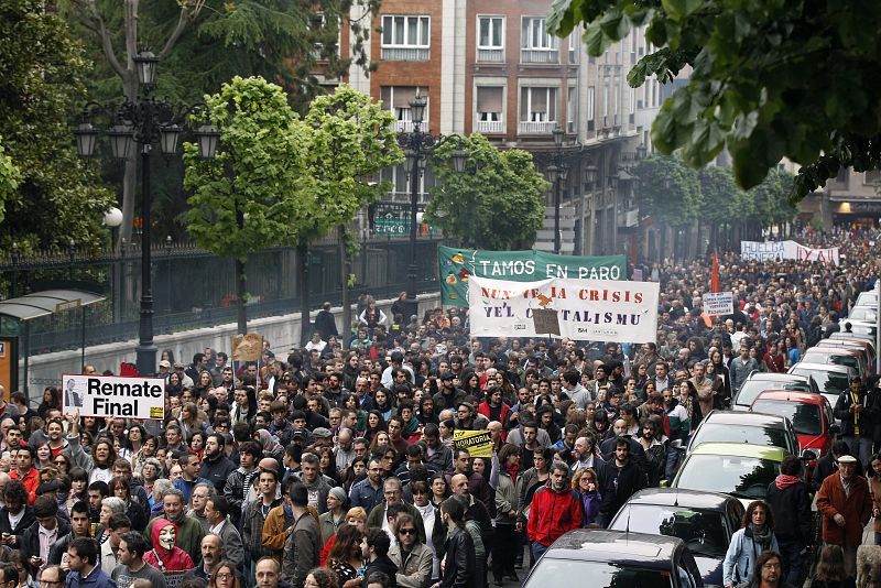 Varios miles de "indignados" han tomado el centro de Oviedo