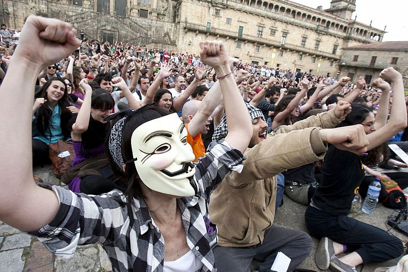 Multitud de personas protestan contra la crisis en Santiago de Compostela