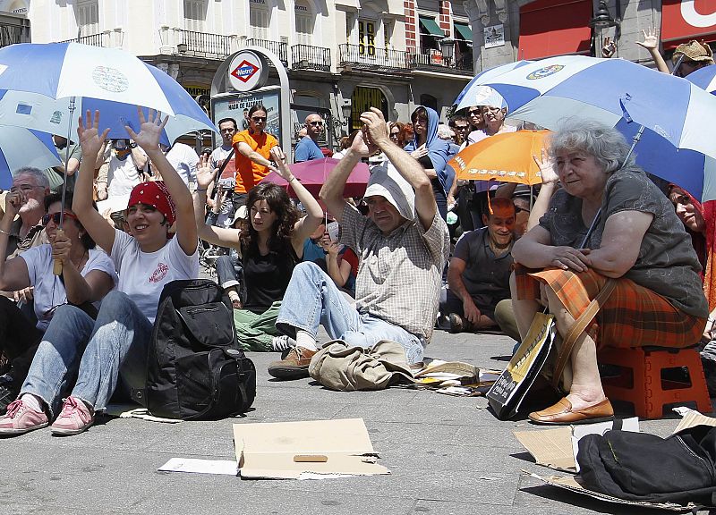 Los "indignados" protestan en Sol con los brazos en alto