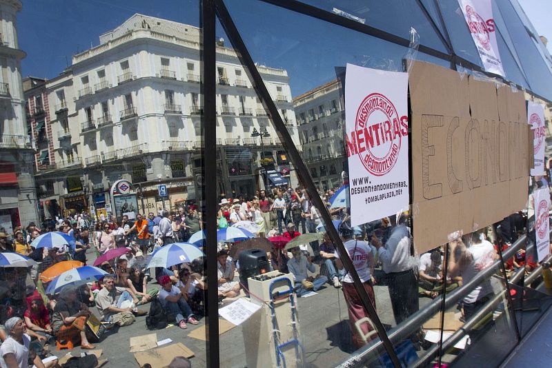 Los "indignados" se protegen del sol