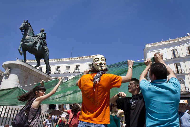 Los "indignados" durante una asamblea en Sol