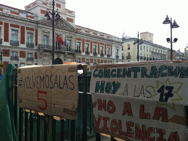 Varias pancartas en la Puerta del Sol.