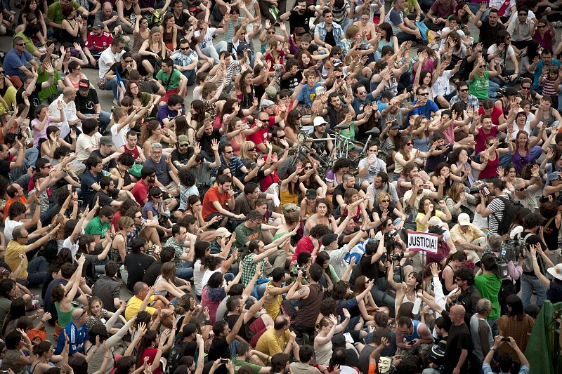 Miles de personas se concentran en Sol