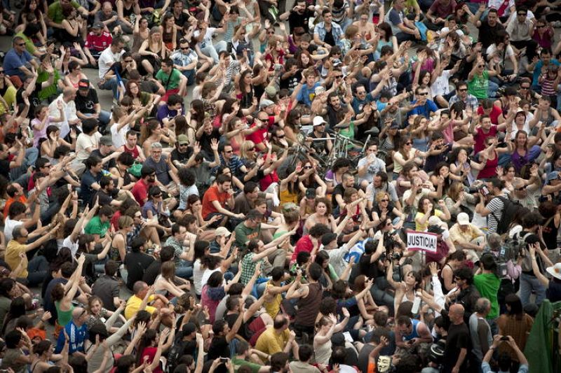 Miles de personas se concentran en Sol