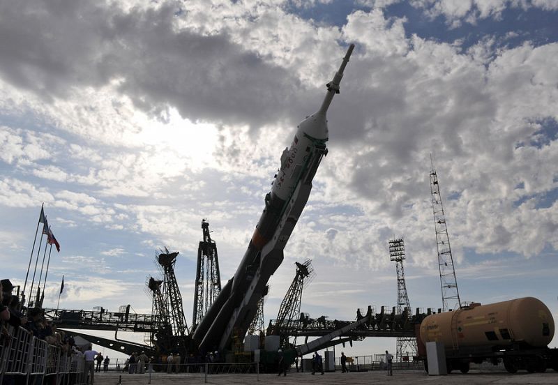 Otra perspectiva de la Soyuz colocada en la plataforma de lanzamiento