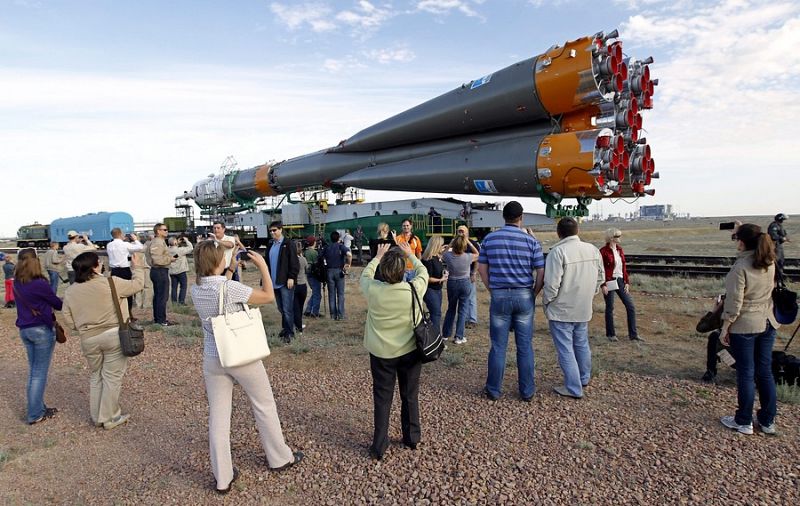 Decenas de personas rondean y fotografían la la nave tripulada rusa Soyuz TMA-04M durante su transporte hasta la plataforma de lanzamiento