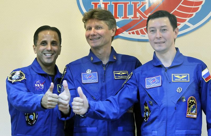 El astronauta estadounidense Joseph Michael Acaba y los cosmonautas rusos Gennady Padalka y Sergei Revin