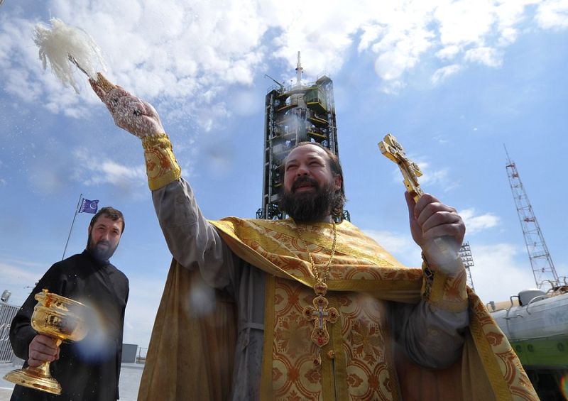 Un sacerdote ortodoxo bendice la Soyuz TMA-04M en la plataforma de lanzamiento en el cosmódromo de Baikonu