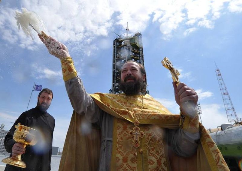 Un sacerdote ortodoxo bendice la Soyuz TMA-04M en la plataforma de lanzamiento en el cosmódromo de Baikonu