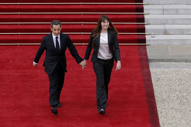 Sarkozy y Carla Bruni abandonan el Palacio del Elíseo tras cinco años.